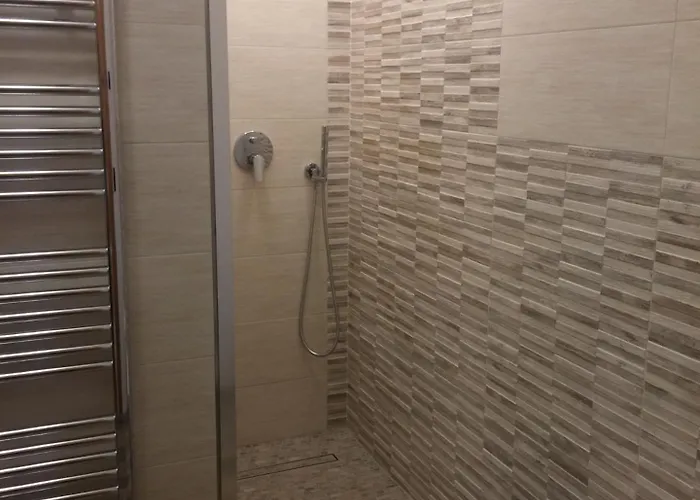 Cusini Saroch ليفينو