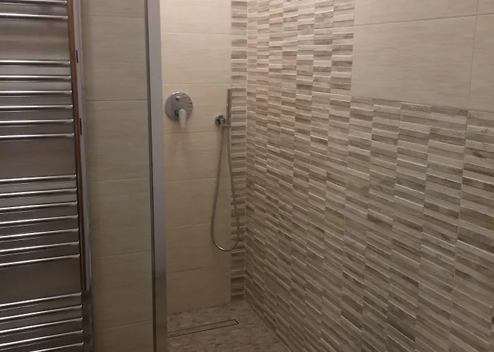 Cusini Saroch ليفينو