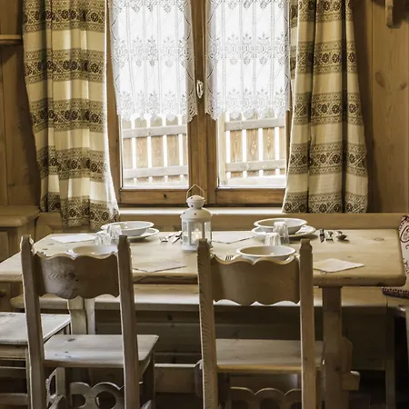 Cusini Saroch Apartman *