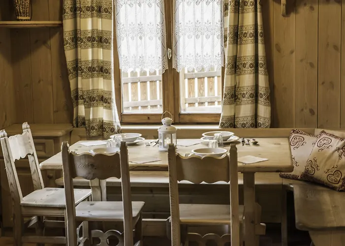 Cusini Saroch Apartman *